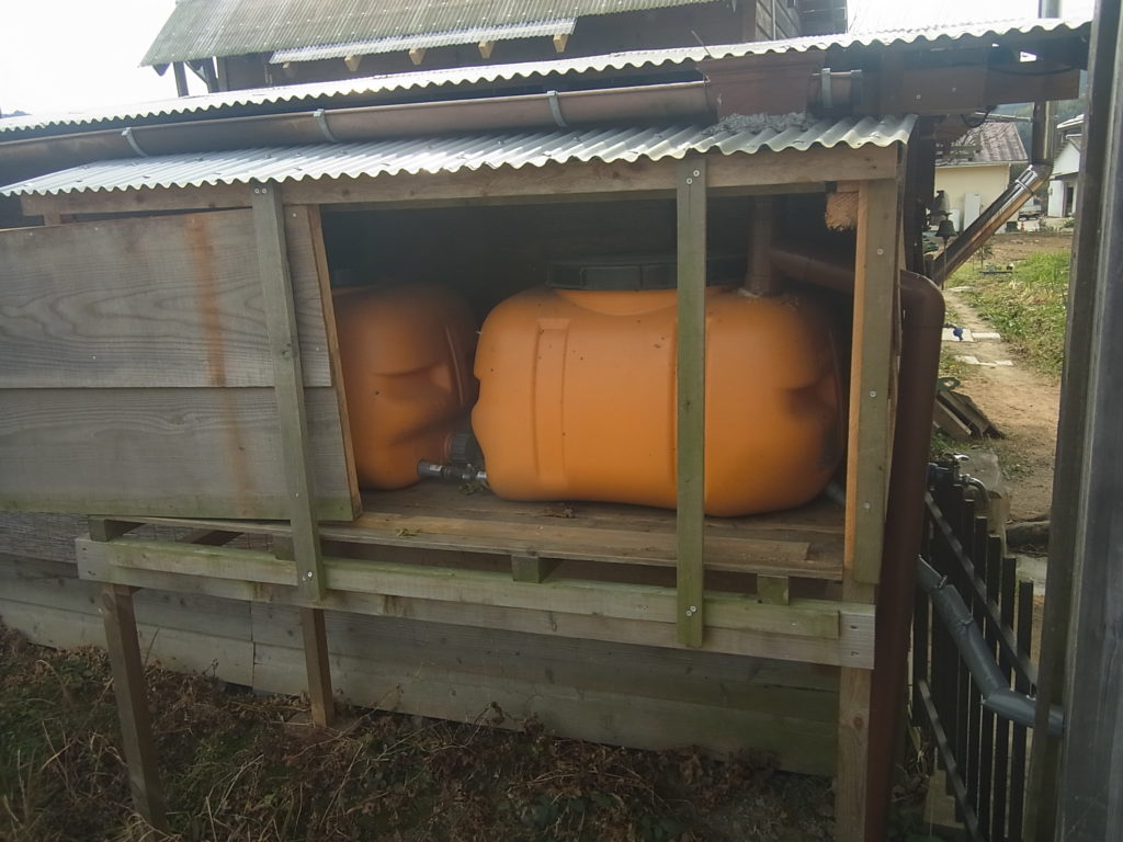 簡単 ２００l蓄えられる 雨水タンクの自作 自給自足の小さな暮らしーろん農園ー