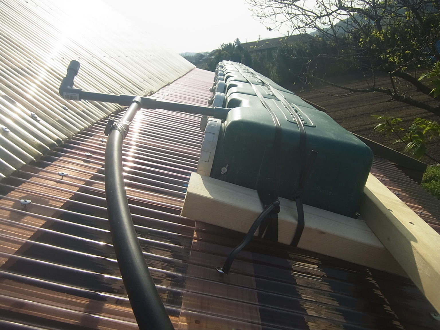 ポリタンク太陽熱温水器の自作。 自給自足の小さな暮らしーろん農園ー