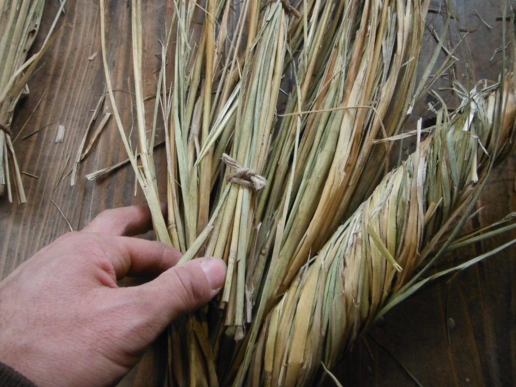 稲藁の束の中に、短く切った稲藁の束を入れる。