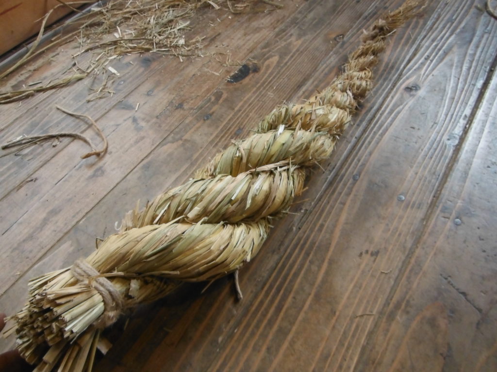 3本の稲藁の束が、重なってしめ縄ができる。
