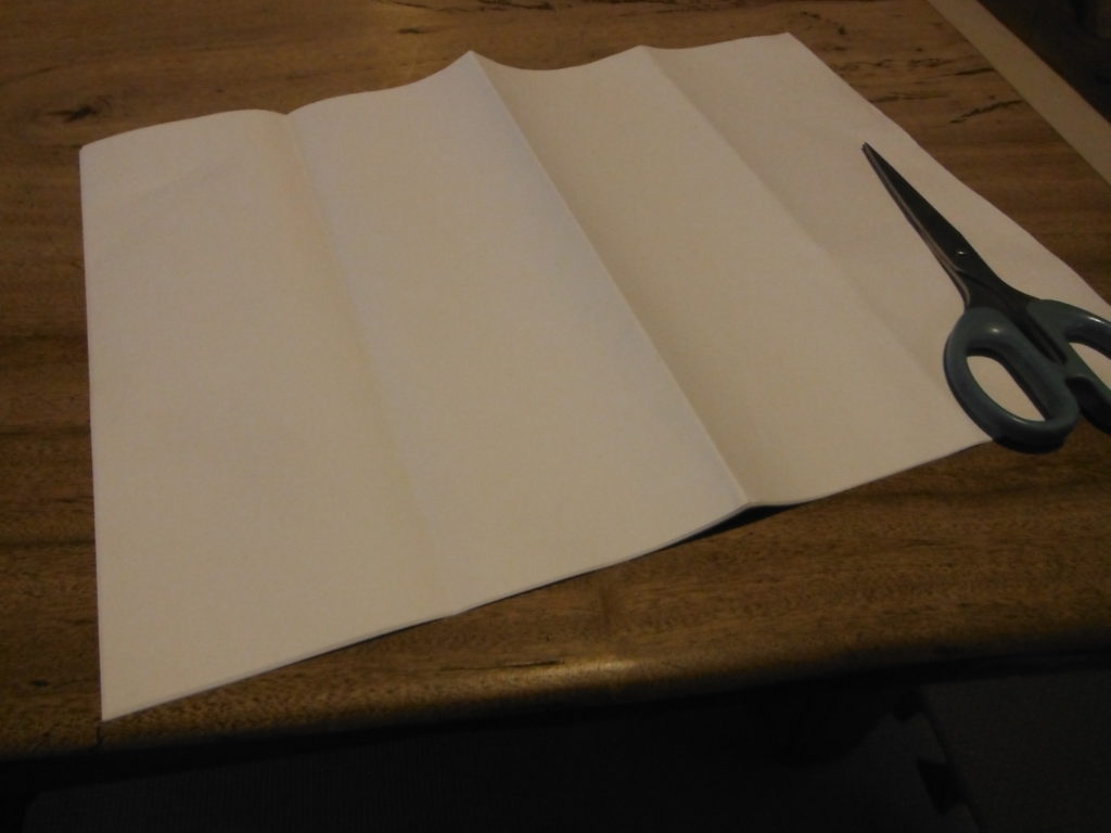 半紙を４つに折り、折り目をつける。