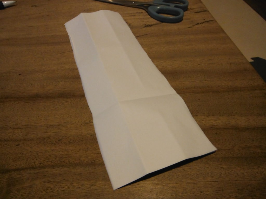 ハサミで切った半紙を3つ折りにする。