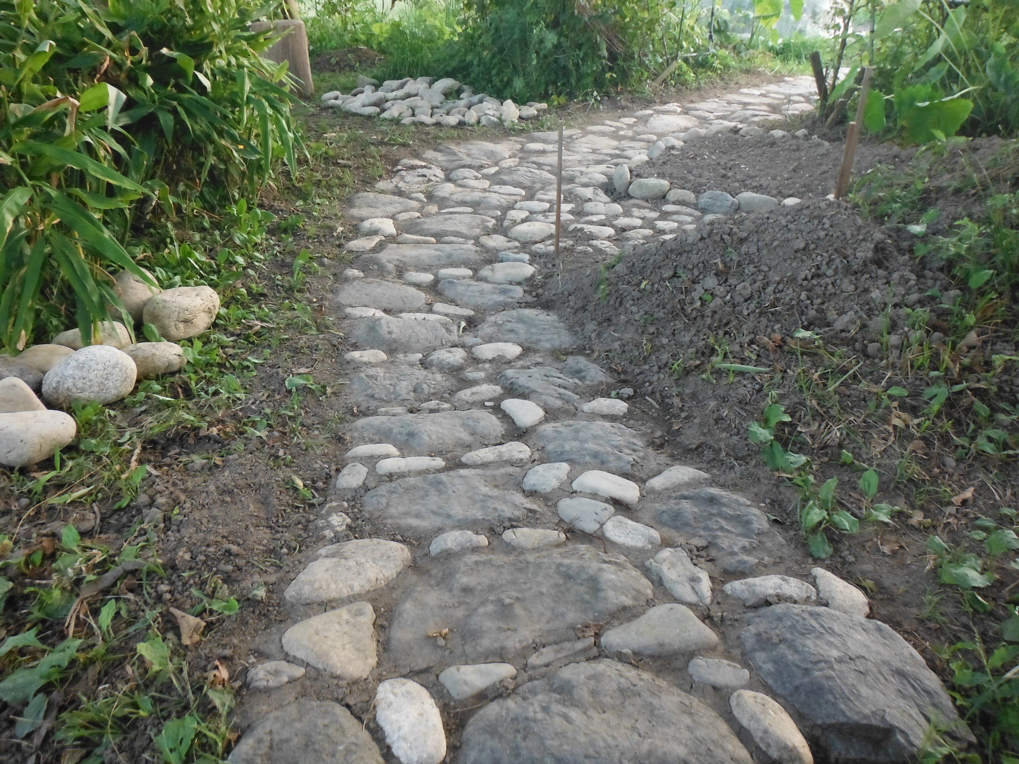Diy 庭に 自然石の石畳を作ってみた 自給自足の小さな暮らしーろん農園ー