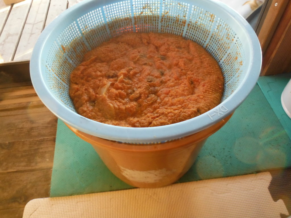 ザルで濾し中の柿酢の水分が抜けてきた。