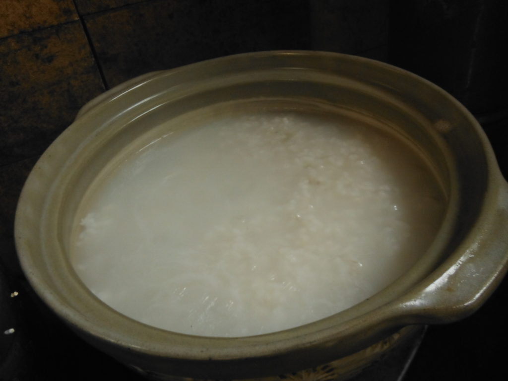鍋に白米を入れてお粥を炊く。