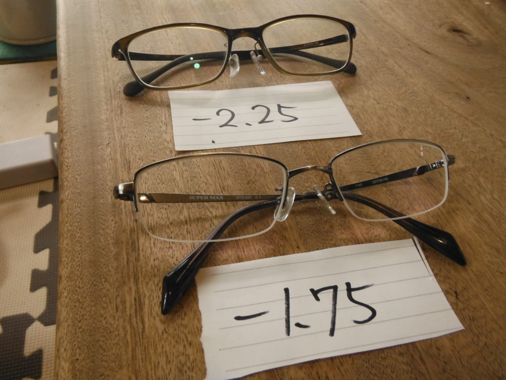 度数-2,25とー1,75の2つのメガネが並ぶ。