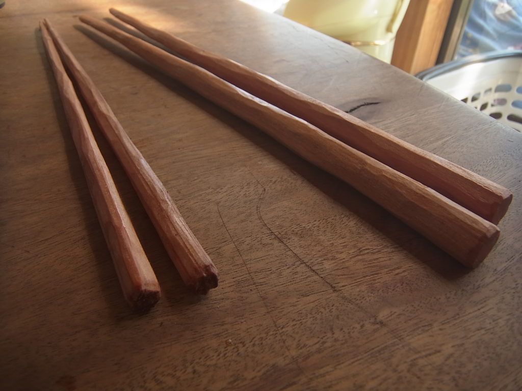机の上に並ぶ２セットの自作木製箸。
