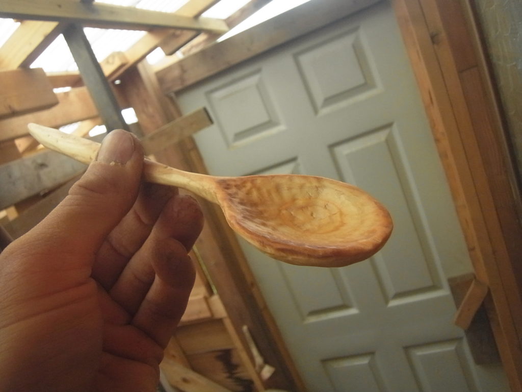サラダ油を仕上げに塗った木製スプーンを左手で持つ。