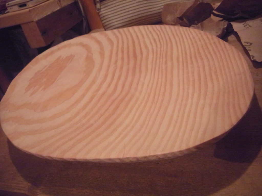 ツルツルに磨かれた木製皿の表の面。