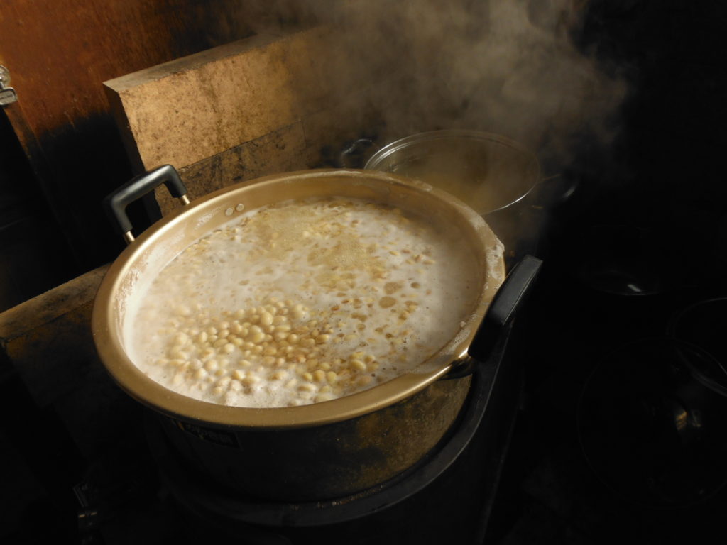 大豆を大鍋で煮込んでいる。
