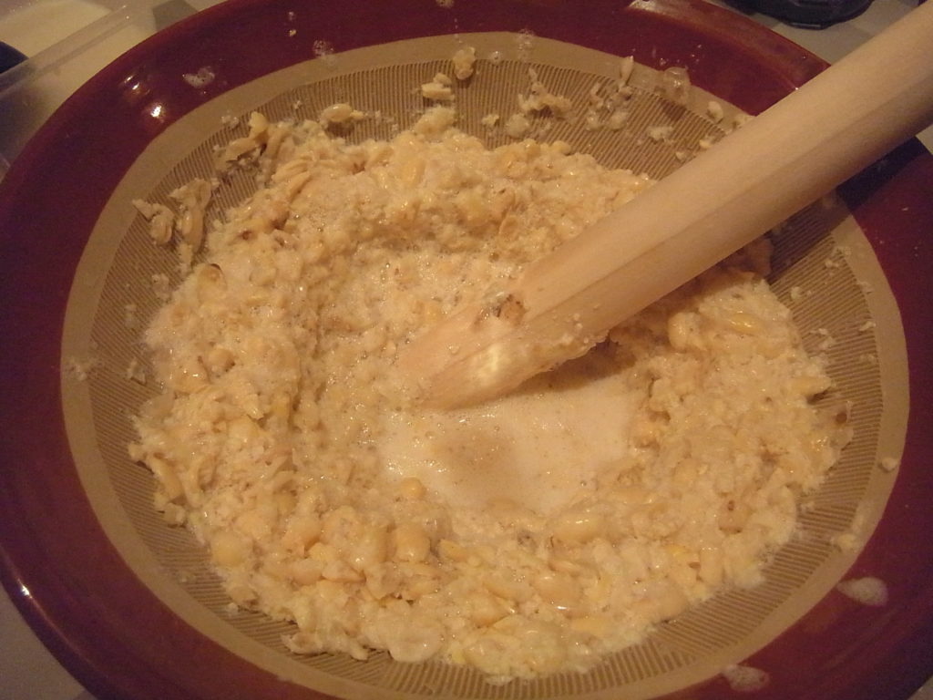 すり鉢で大豆を潰す。