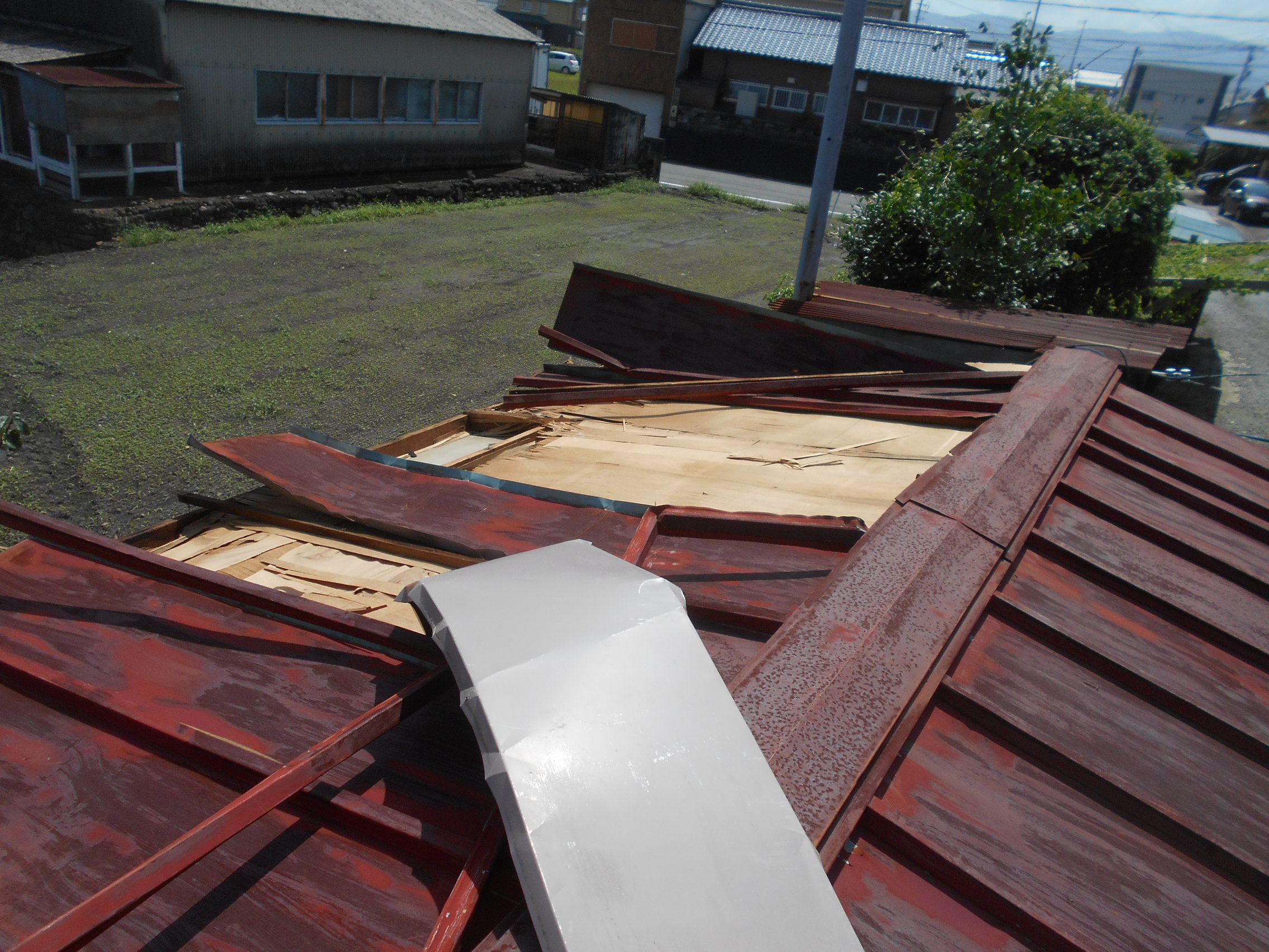 トタン屋根を自分で修理した時の話 自給自足の小さな暮らしーろん農園ー