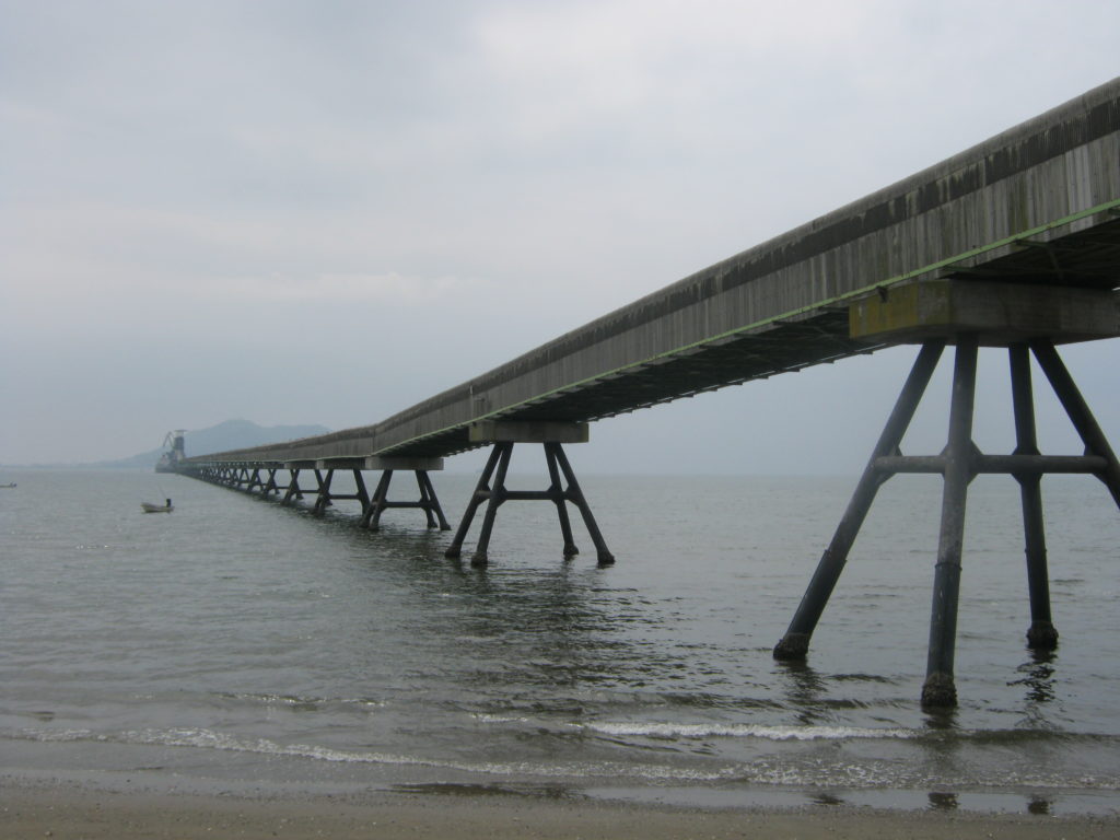北海道北斗市の海上桟橋。