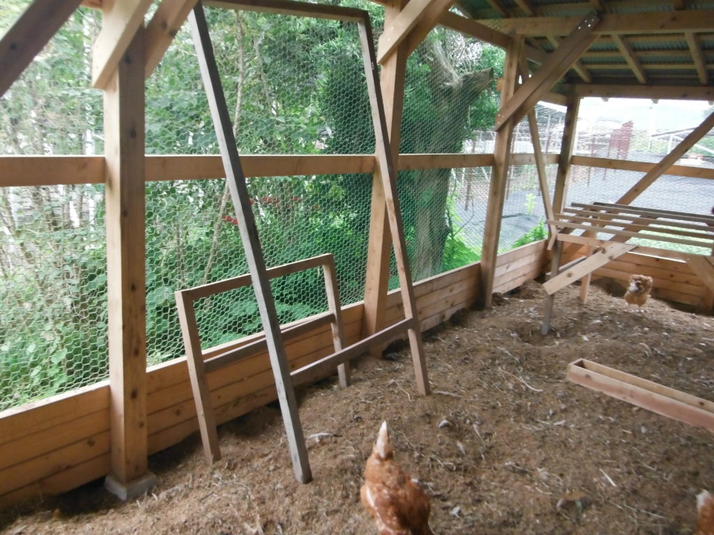 鶏小屋の産卵箱 餌箱などの作り方 自給自足の小さな暮らしーろん農園ー