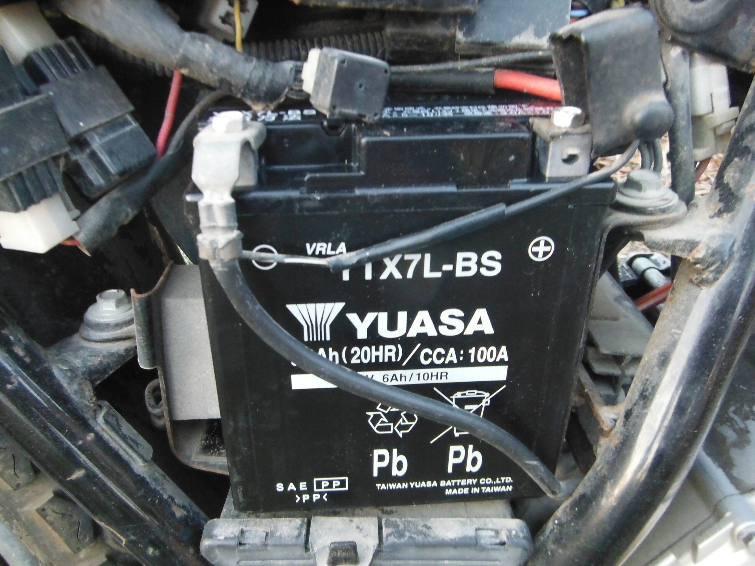 グラストラッカーのバッテリーを交換した時の様子。 | 自給自足の