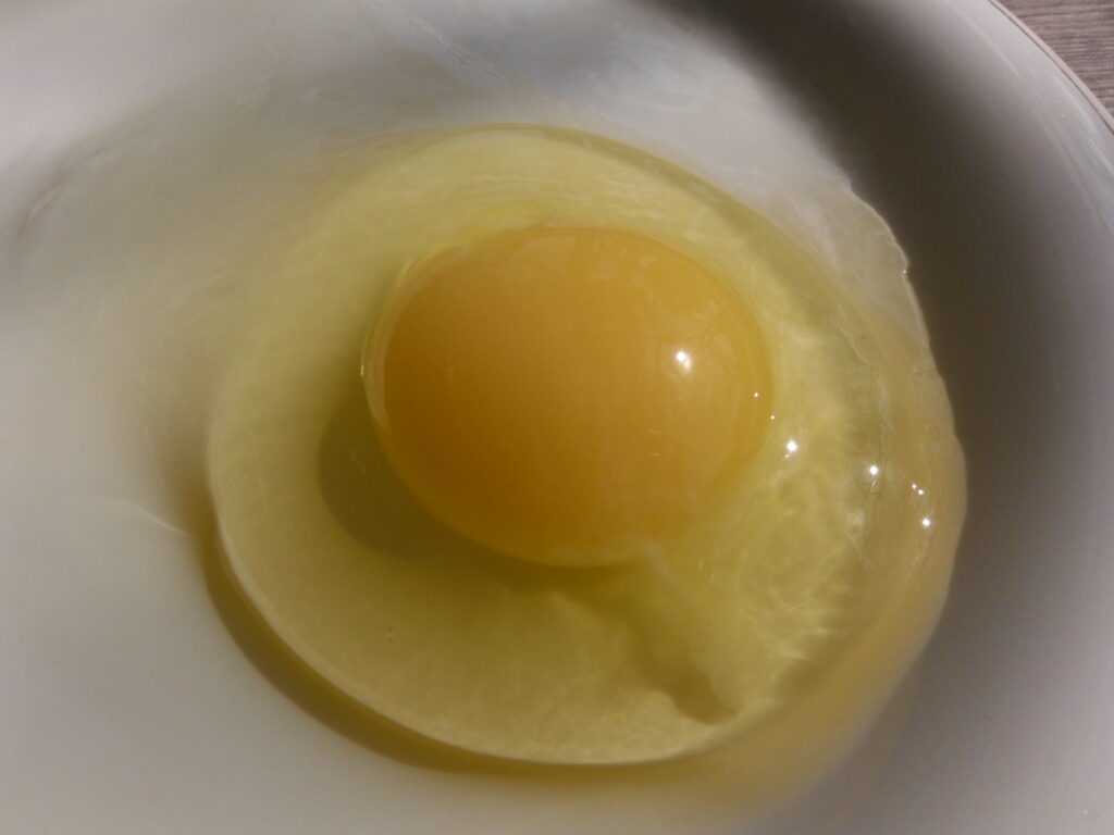 割った卵。
