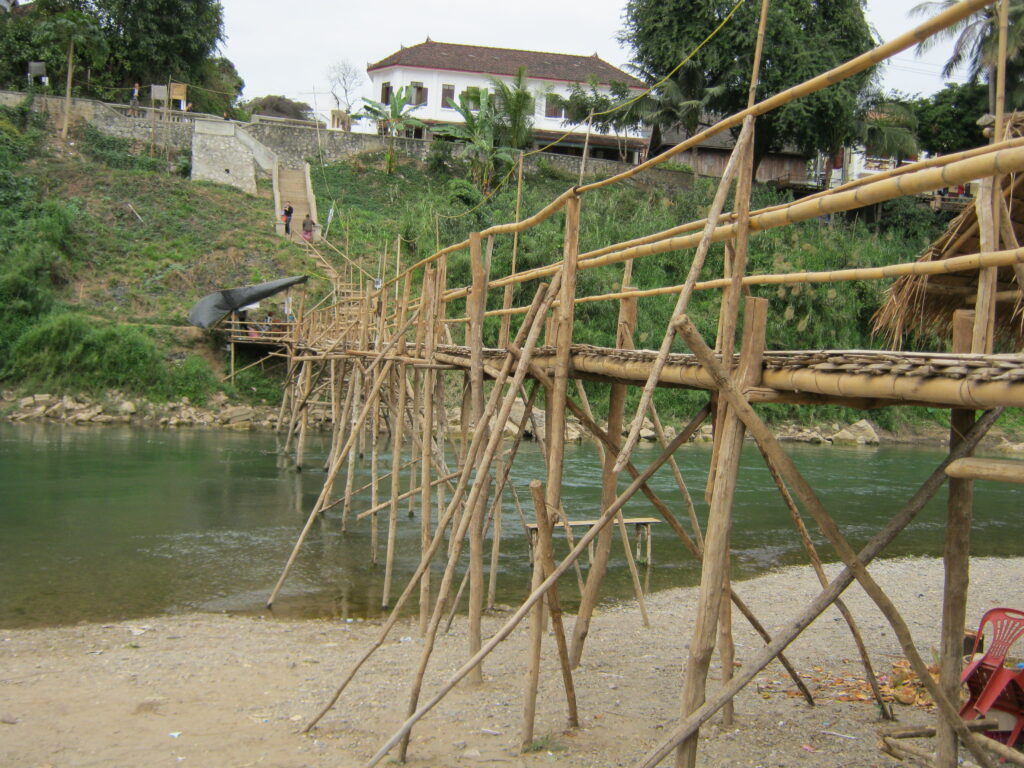 ルアンパバンで見つけた竹の橋。