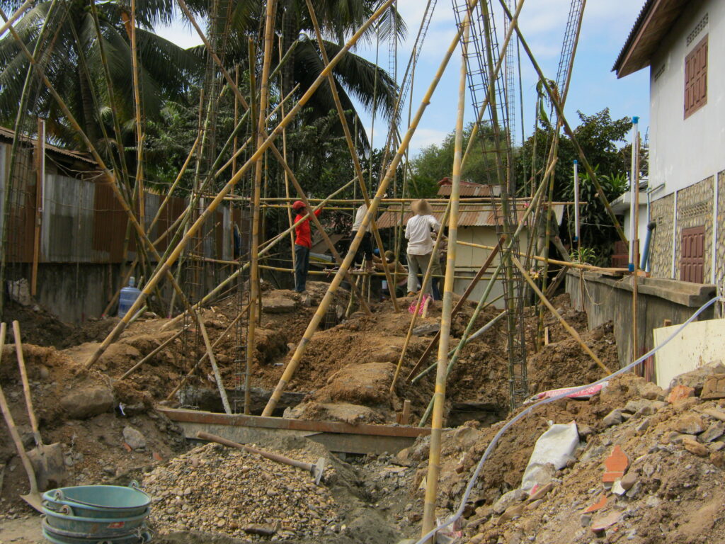 ラオスで建設中の鉄筋コンクリート。