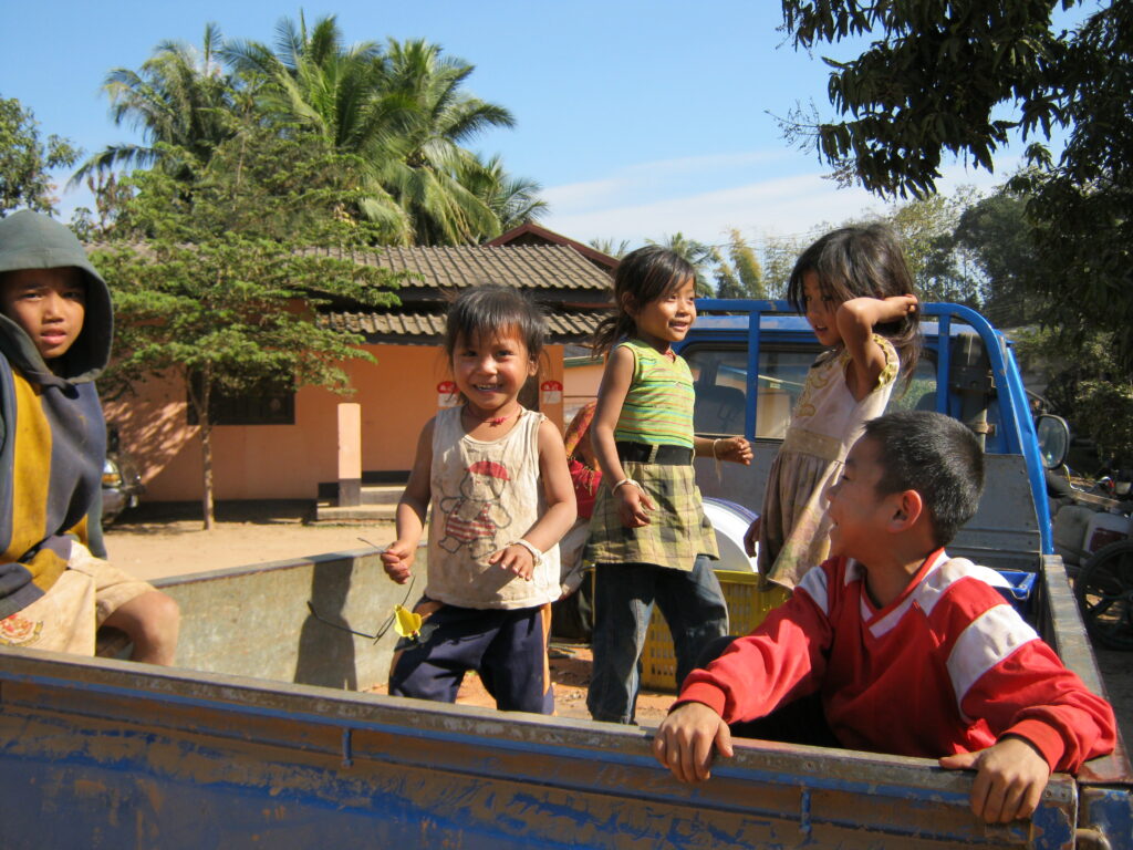 トラックに荷台で遊ぶ子供達。
