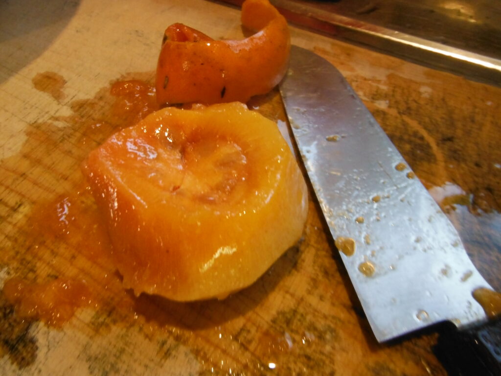 熟した甘柿の皮をむく。
