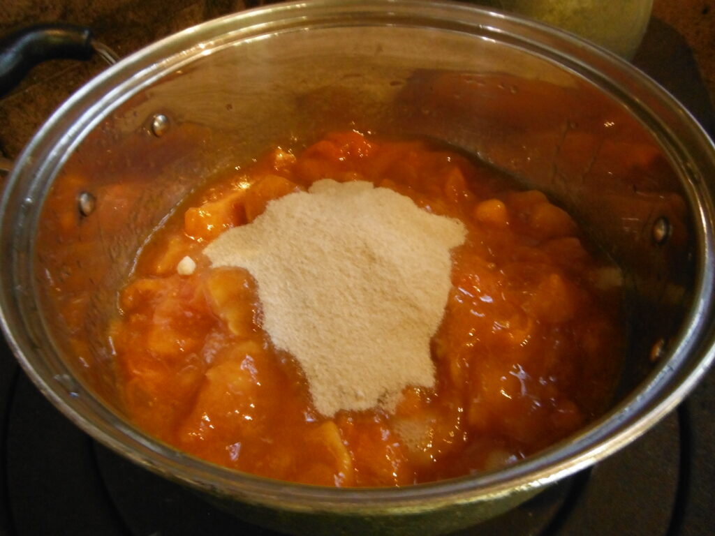 鍋に、熟した柿と砂糖を入れる。