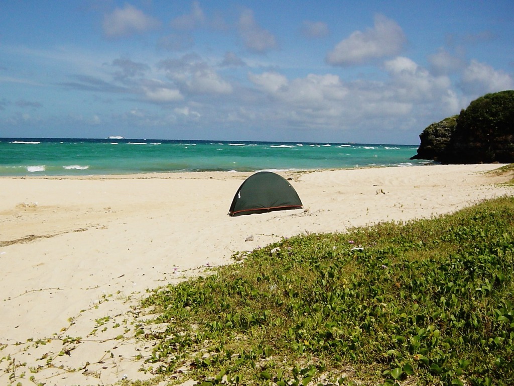 砂浜にテントを張って野宿した。