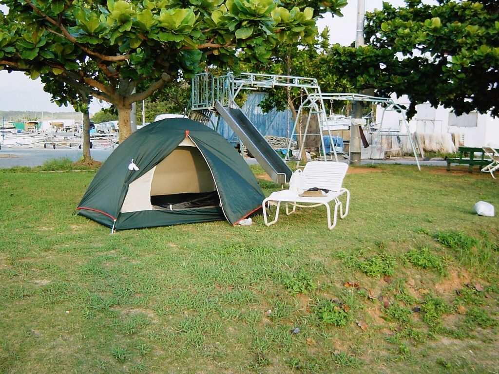 公園にテントを張る。