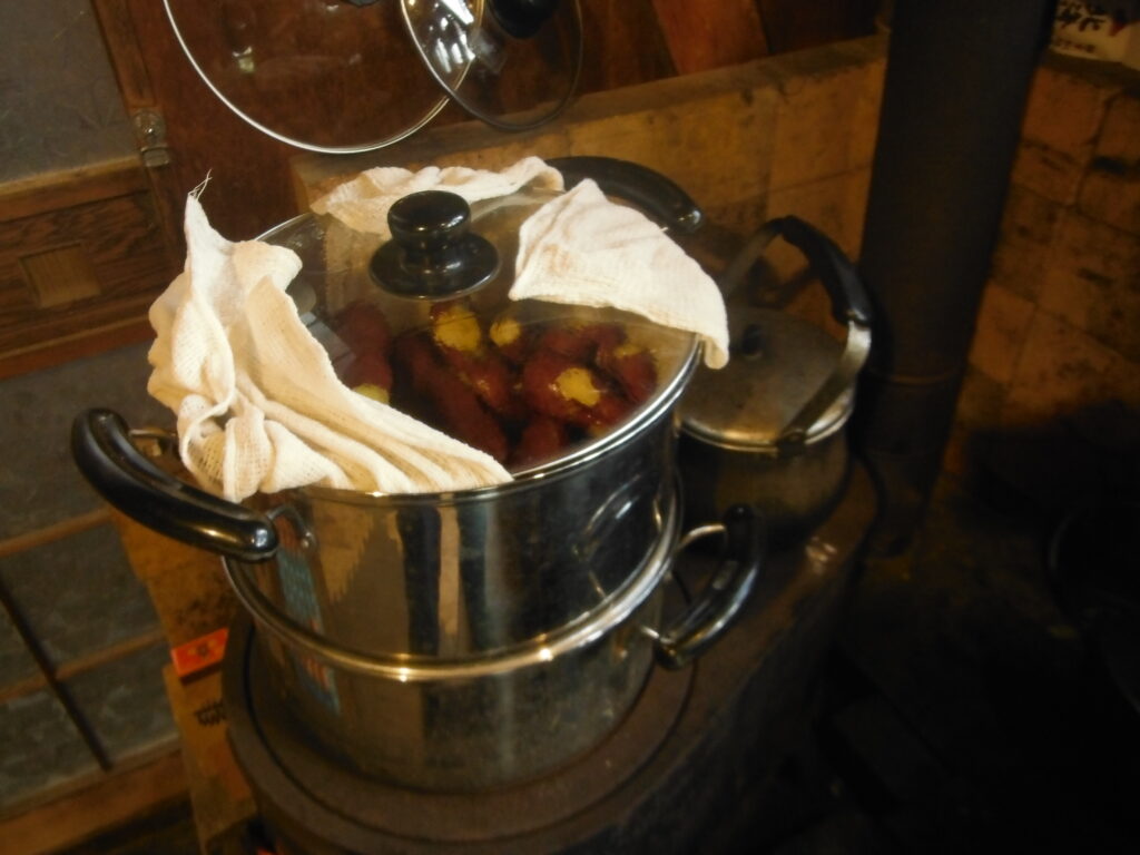 サツマイモを蒸し器で蒸す。