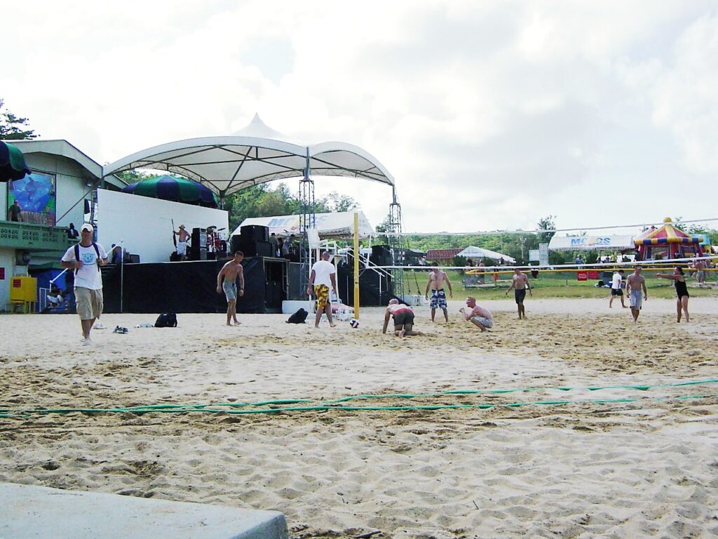 米軍基地の浜辺で、お祭りをしている。