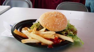 米軍基地のハンバーガー。