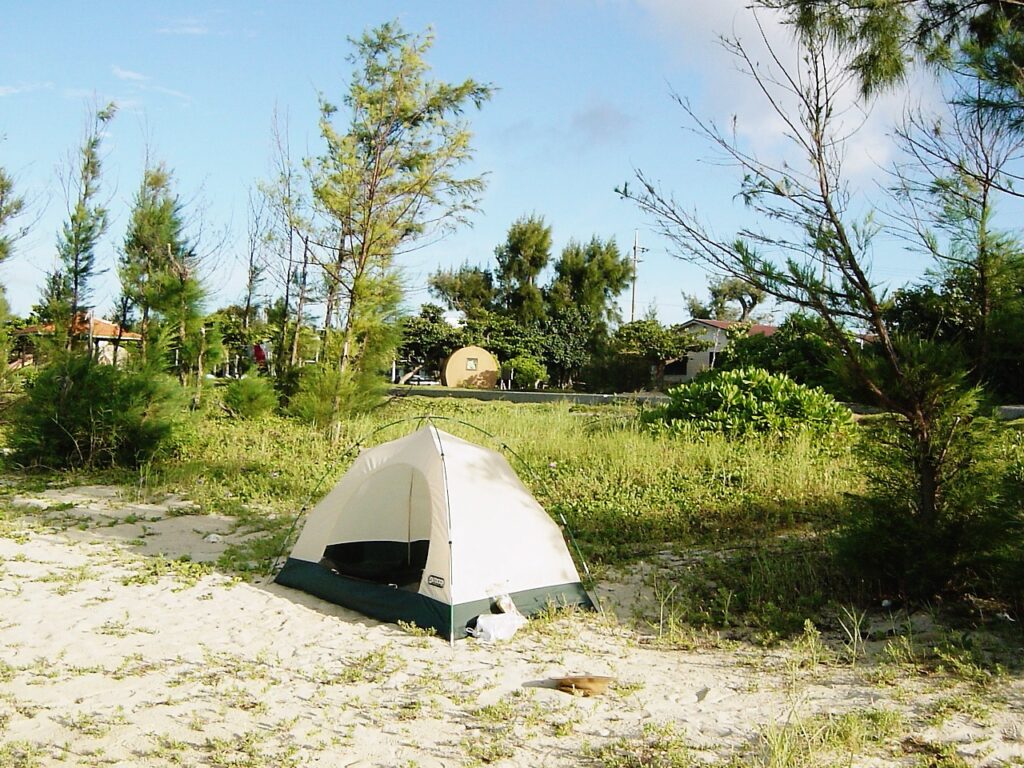 宜野座村のビーチでテント泊。