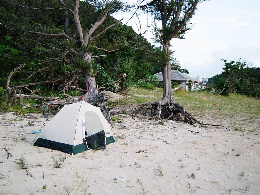 伊部の砂浜にテントを張る。
