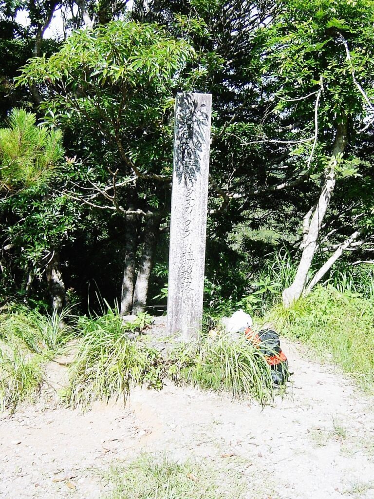タナガーグムイの石碑。