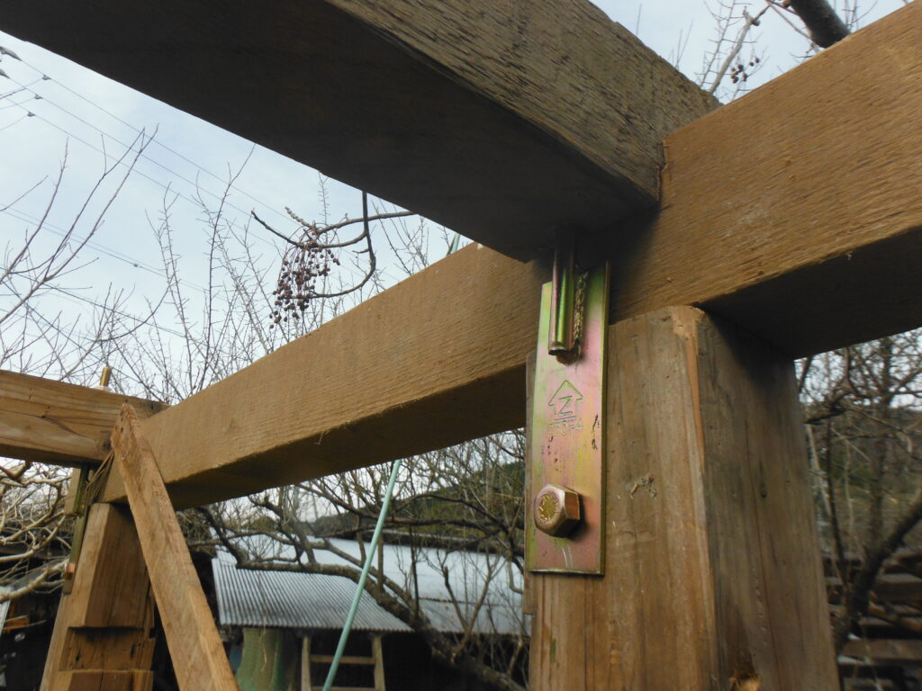 羽子板ボルトで、桁、梁、柱を固定する。