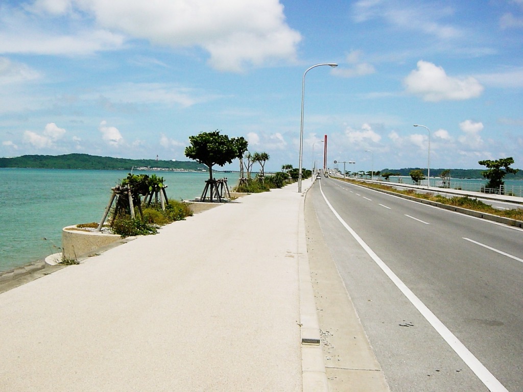 沖縄の海中道路。