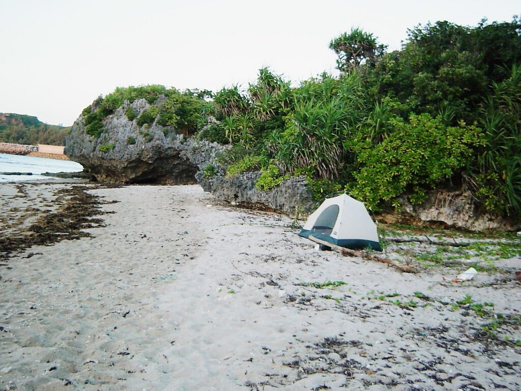 浜比嘉島のビーチでテント泊。