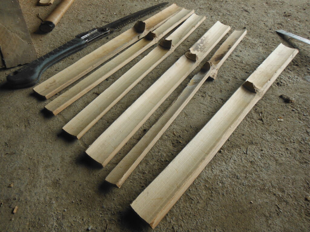 割った竹の長さを揃える。