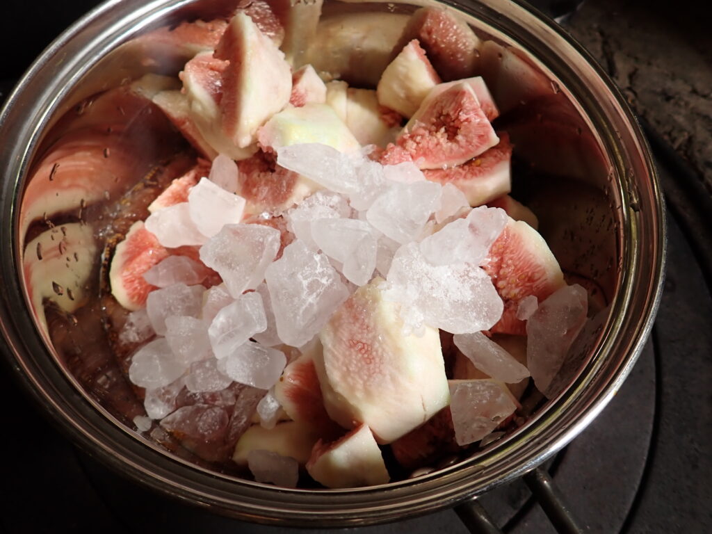 イチジクと氷砂糖を鍋に入れ、煮詰めていく。