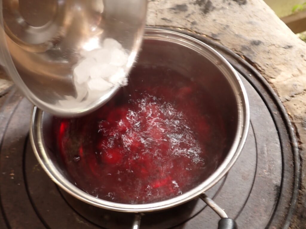 煮出した赤紫蘇の液に氷砂糖を入れる。