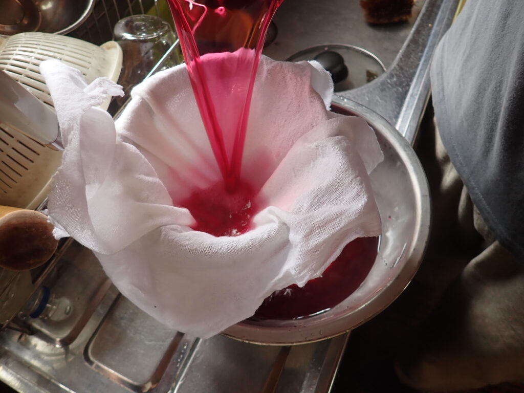 サラシで、赤紫蘇液を濾す。