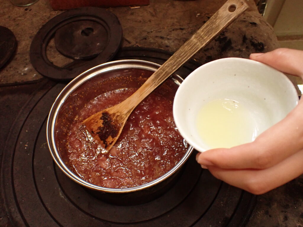 煮詰めたイチジクに柚子果汁を加える。