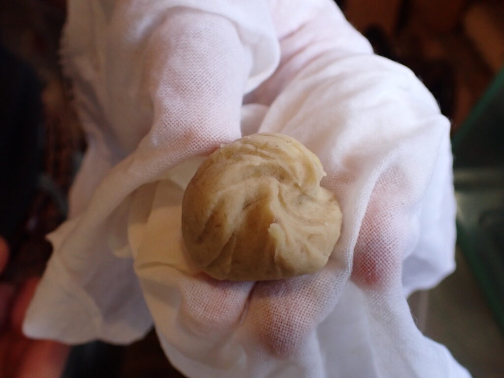 和菓子の栗きんとんの形ができる。