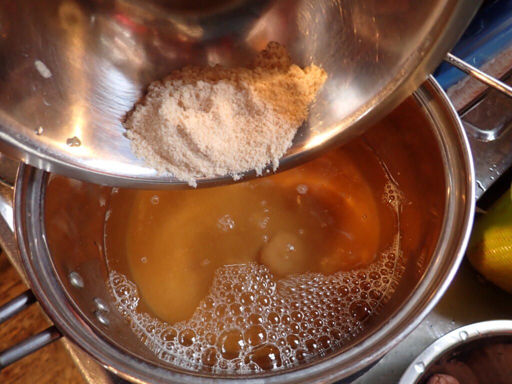 鍋に、水と砂糖を入れて火にかける。
