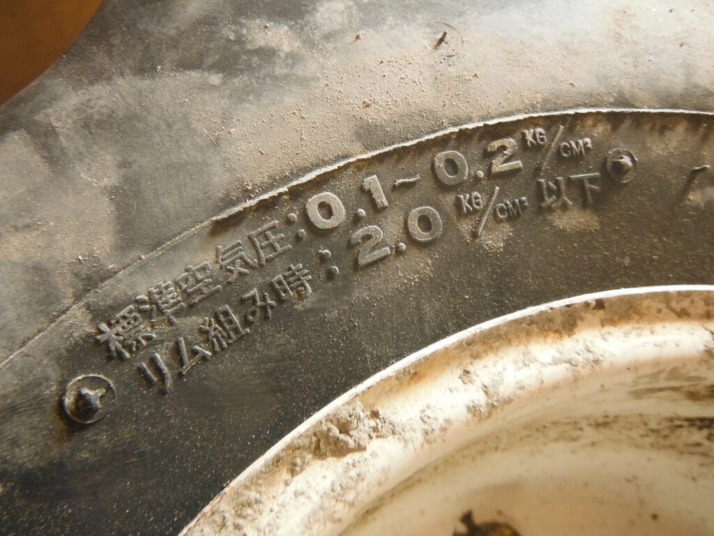 タイヤには、空気圧の表示されている。