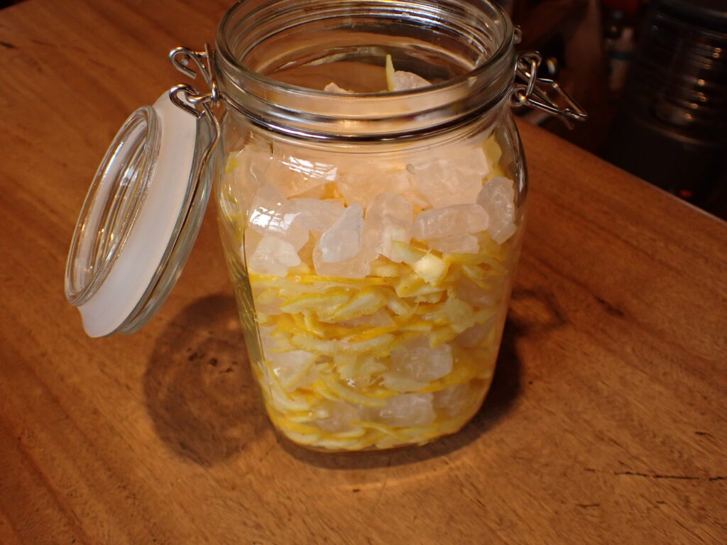 柚子の実と皮、氷砂糖を瓶に保存詰めていく。