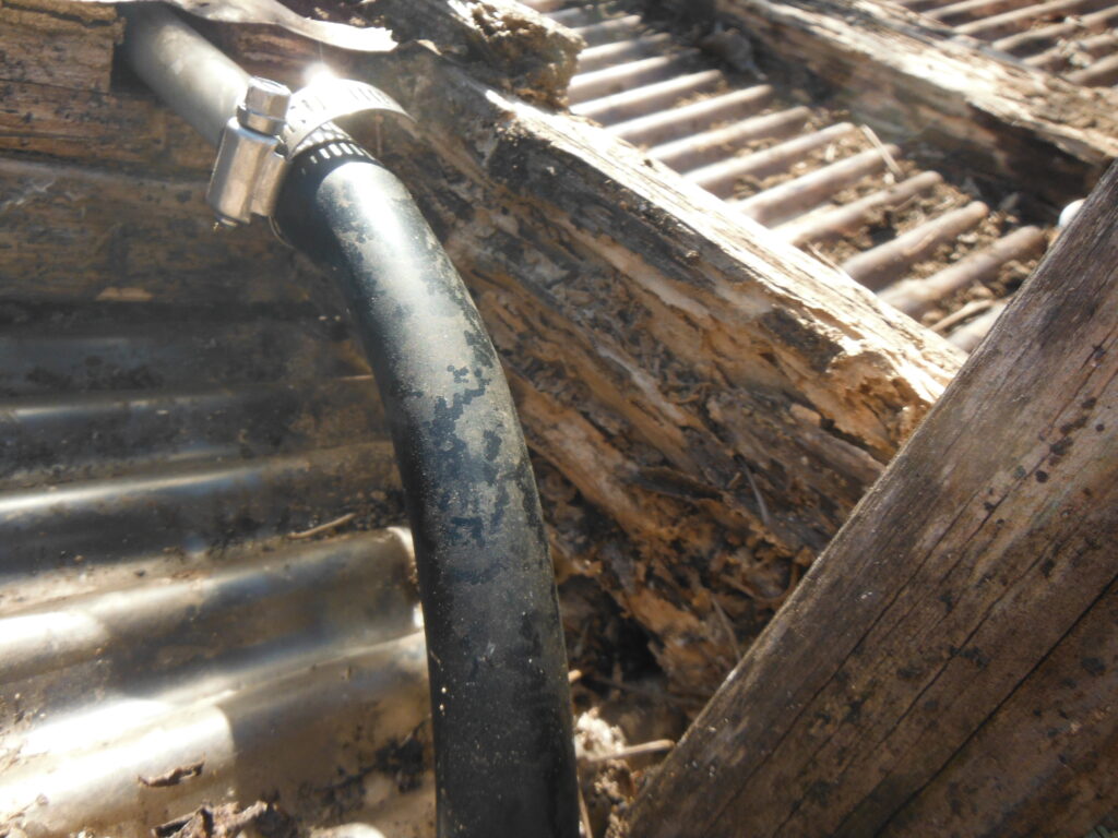 老朽化した温水器の下地の木材。