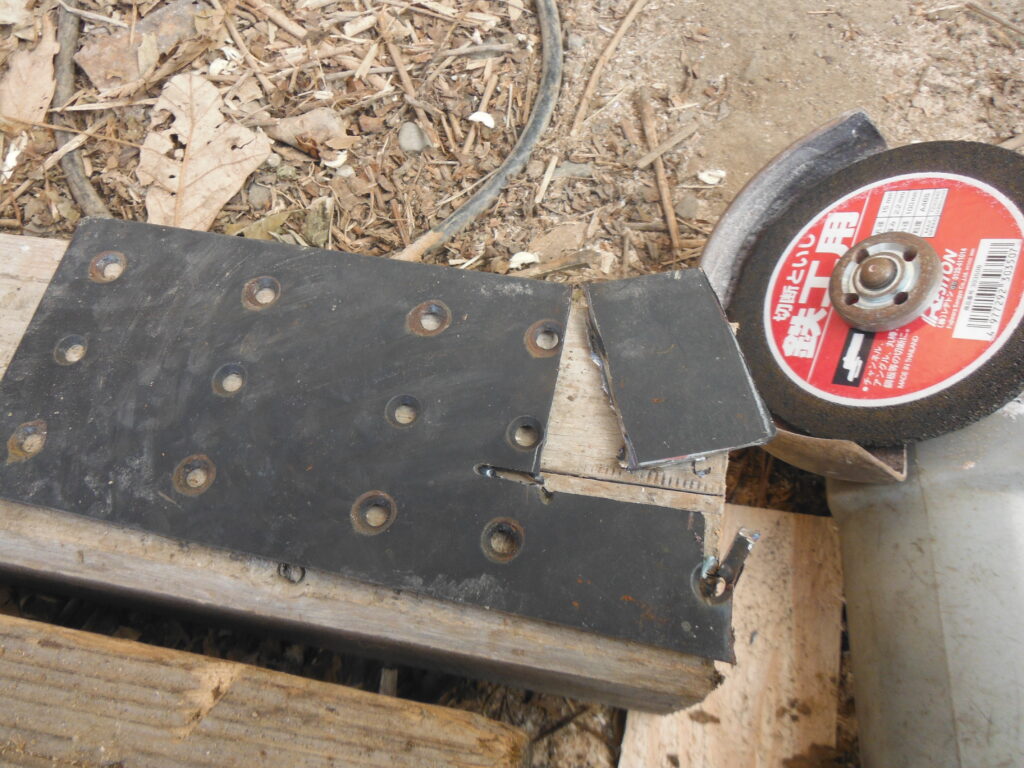 ディスクグラインダーで鉄板を切る。