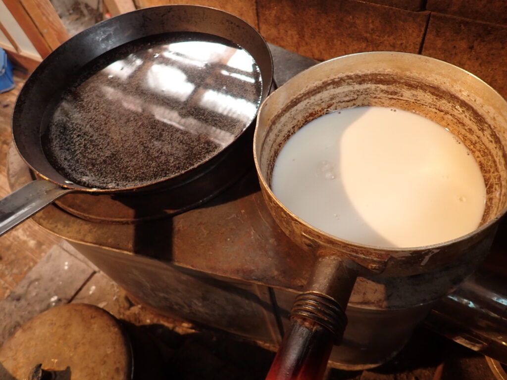 フライパンでお湯を沸騰させ、鍋で牛乳を温める。