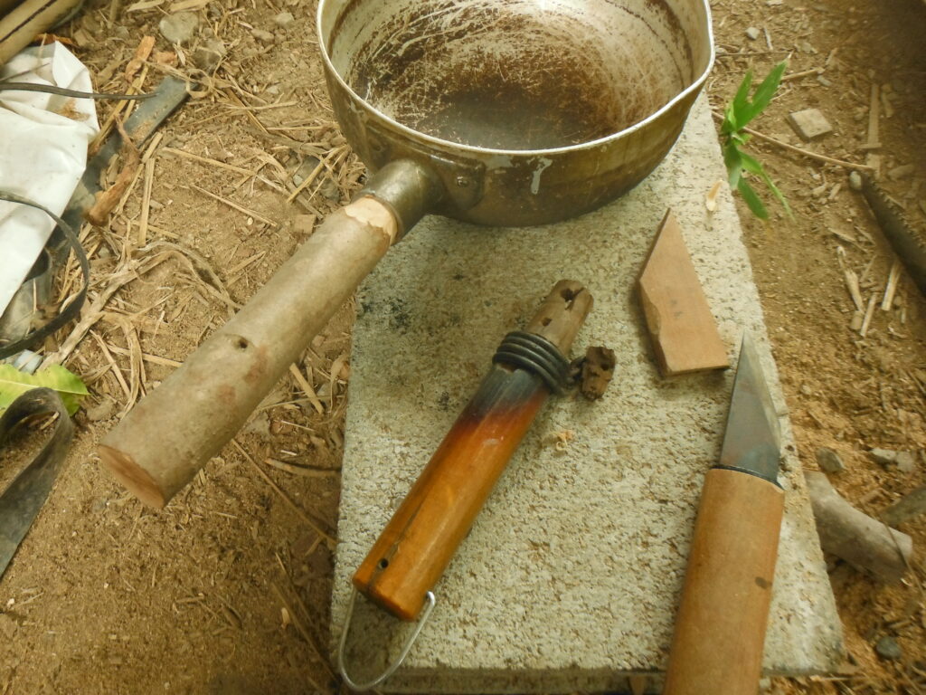 鍋にハマるように、自然木を削っていく。
