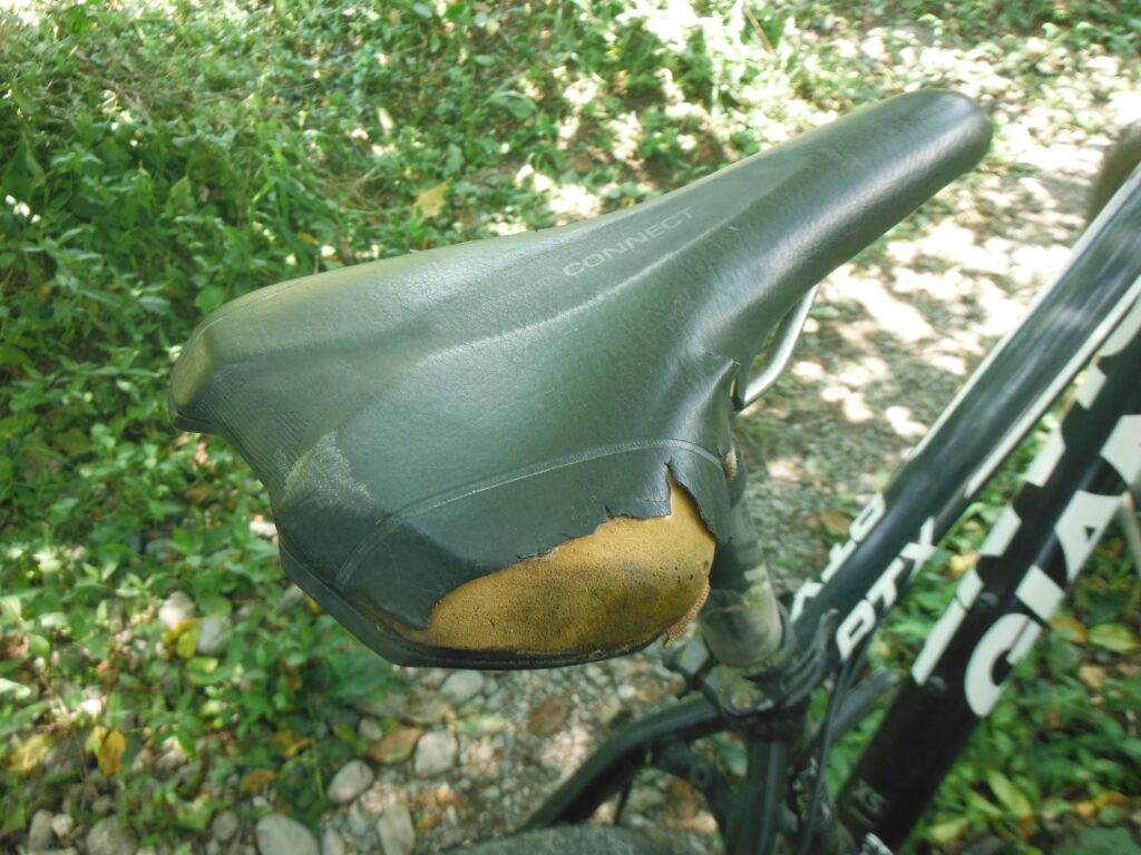 破れた自転車のサドル。
